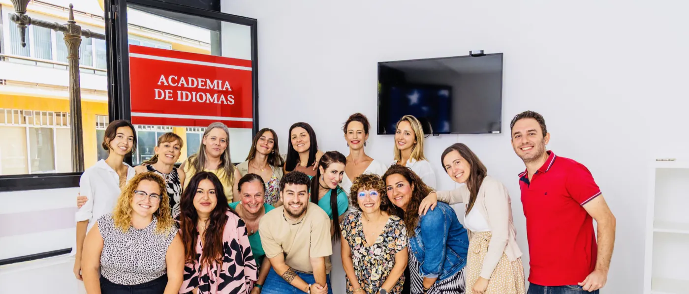 Fotografía de grupo del equipo en las instalaciones