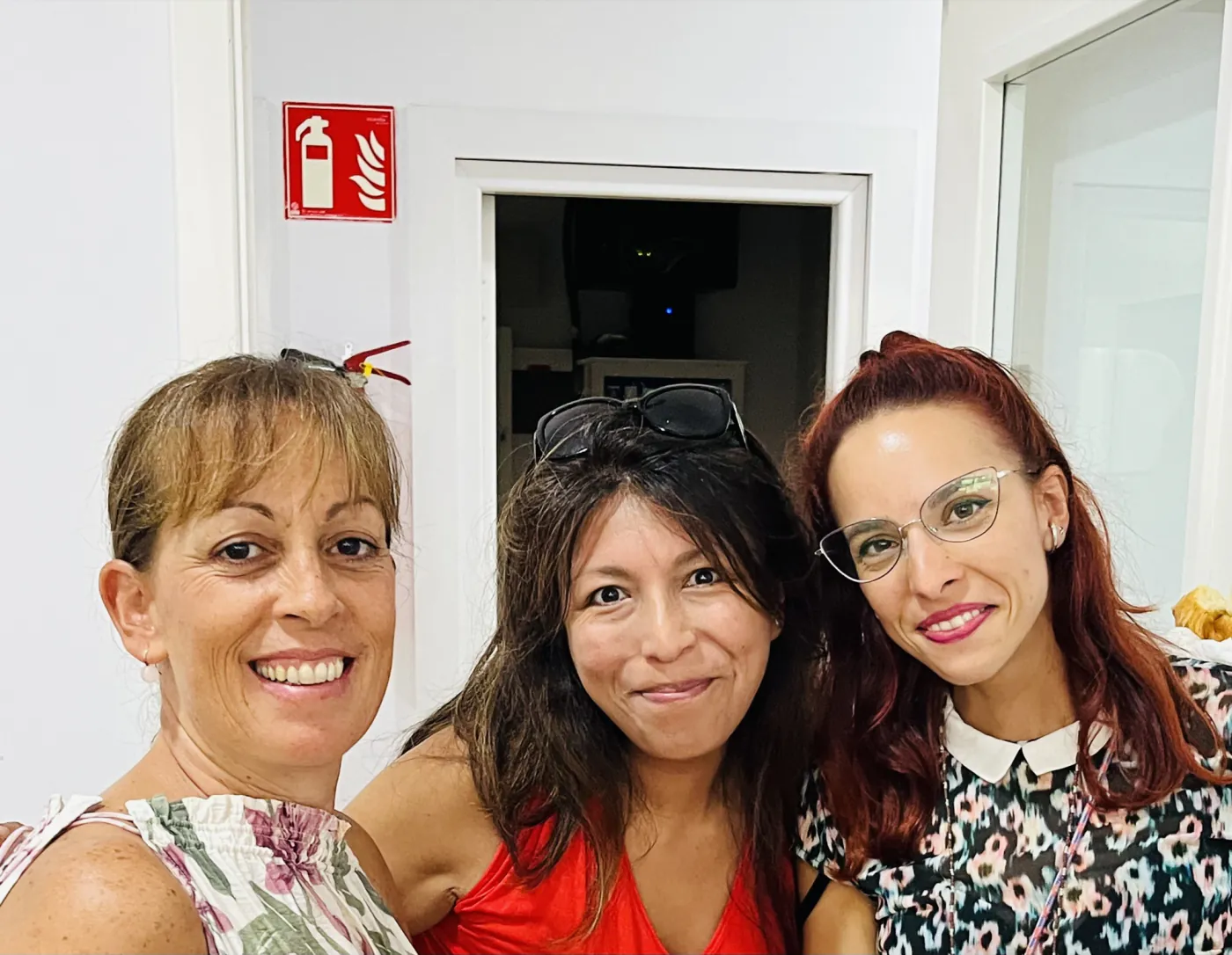 Tres integrantes del equipo en un plano cercano