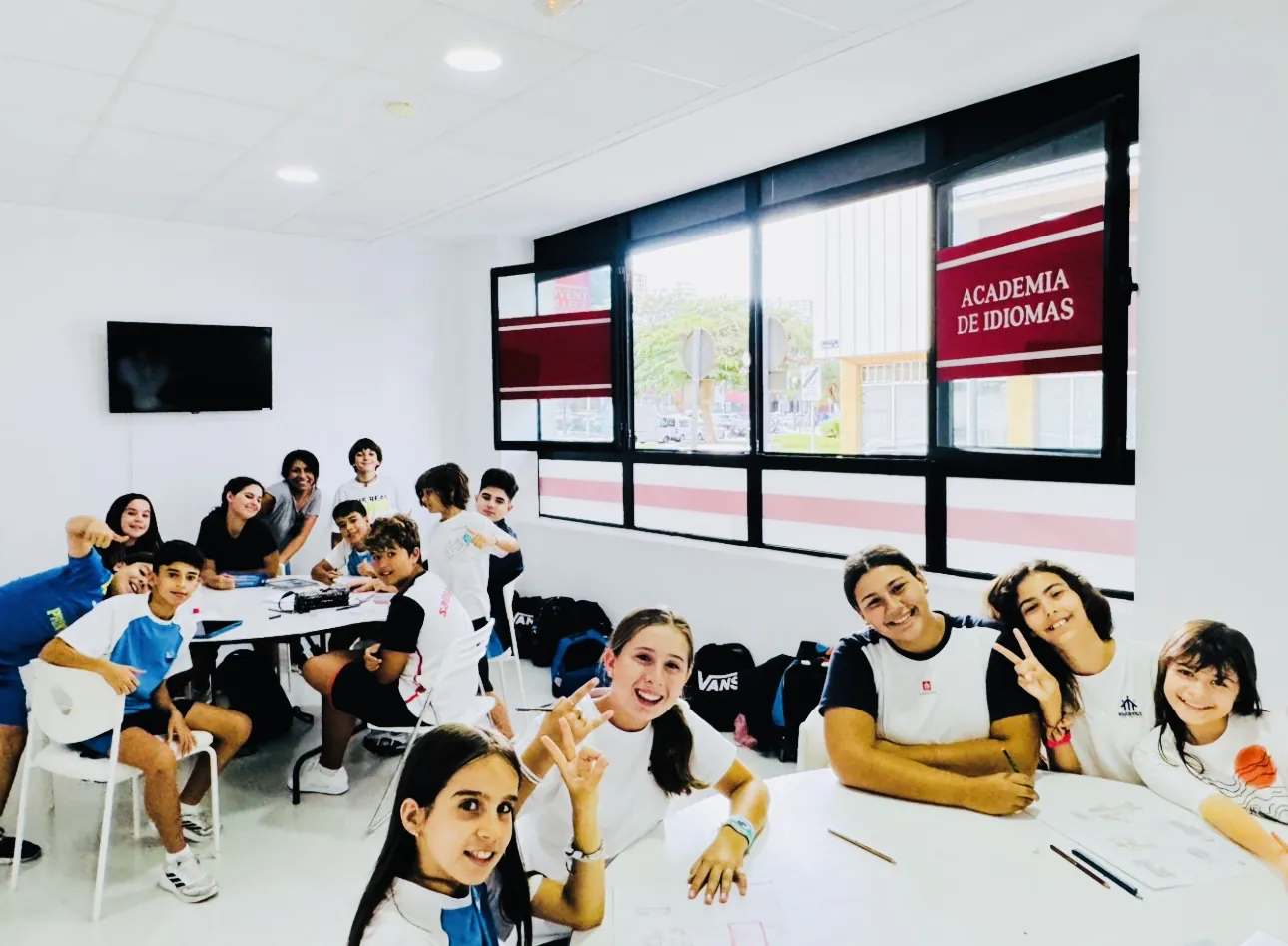 Grupo de adolescentes trabajando en el aula