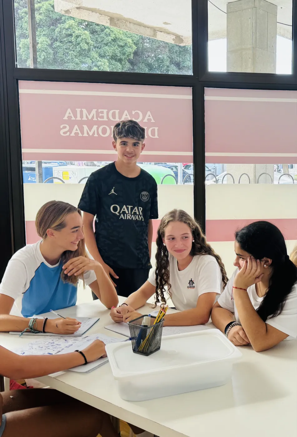 Alumnos de ESO en una actividad de grupo alrededor de una mesa
