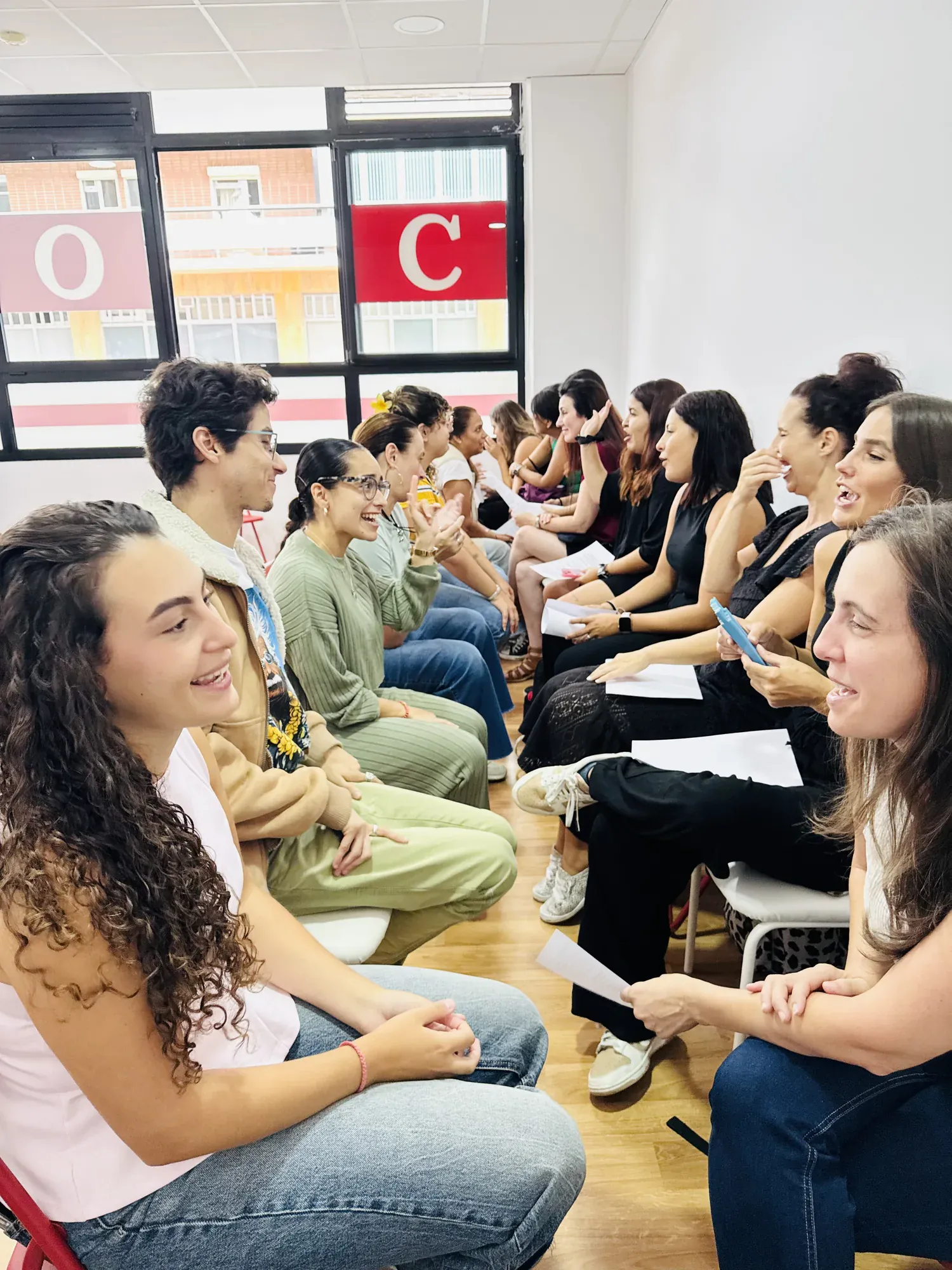 Equipo y participantes en una actividad de conversación