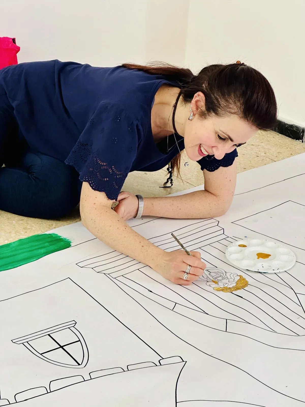 Profesora preparando una actividad educativa
