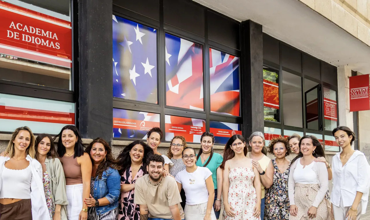 Equipo de Covent College frente a la academia
