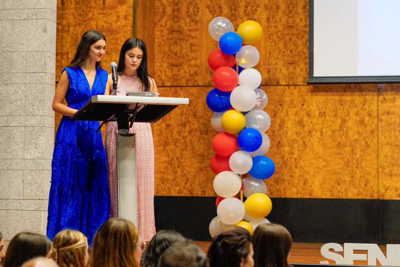 Alumnas presentando durante el acto de graduación