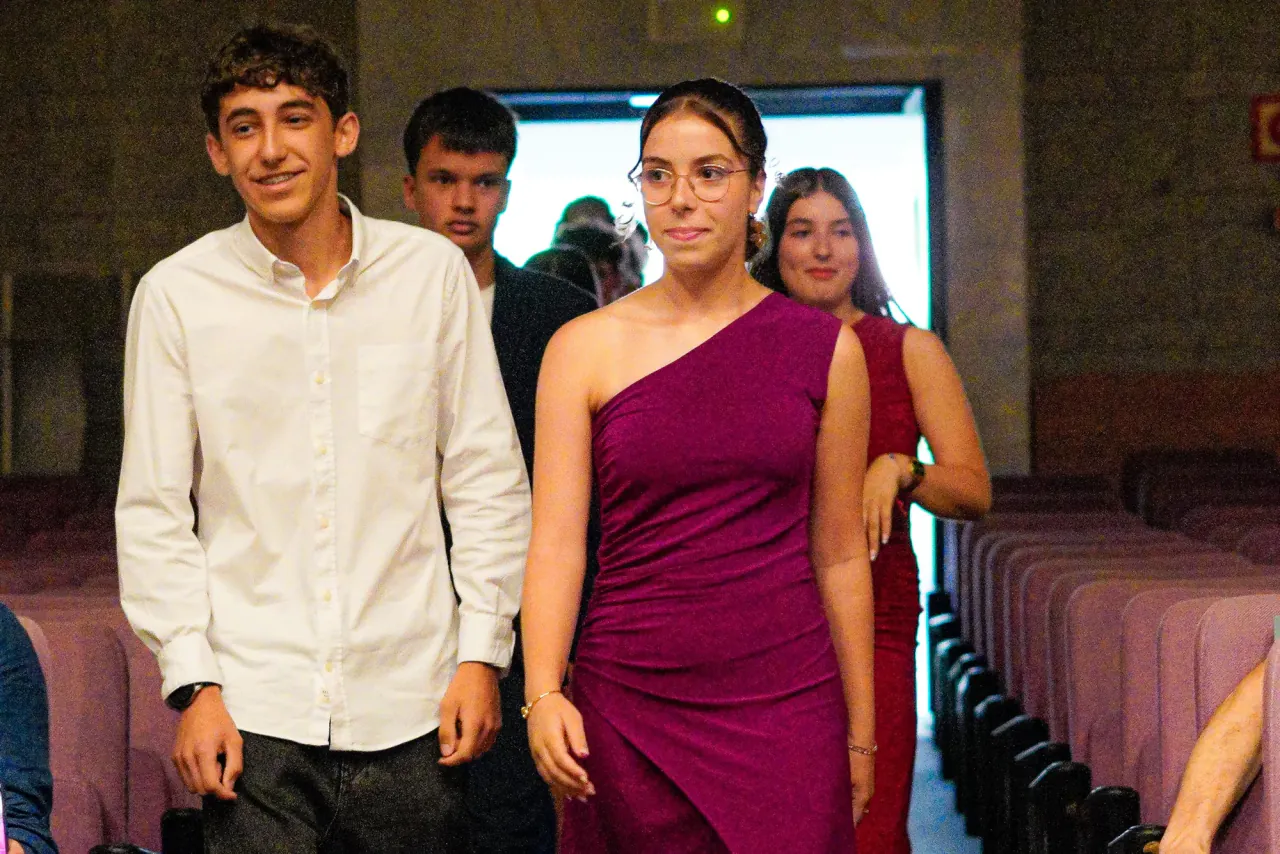 Grupo de estudiantes en su graduación