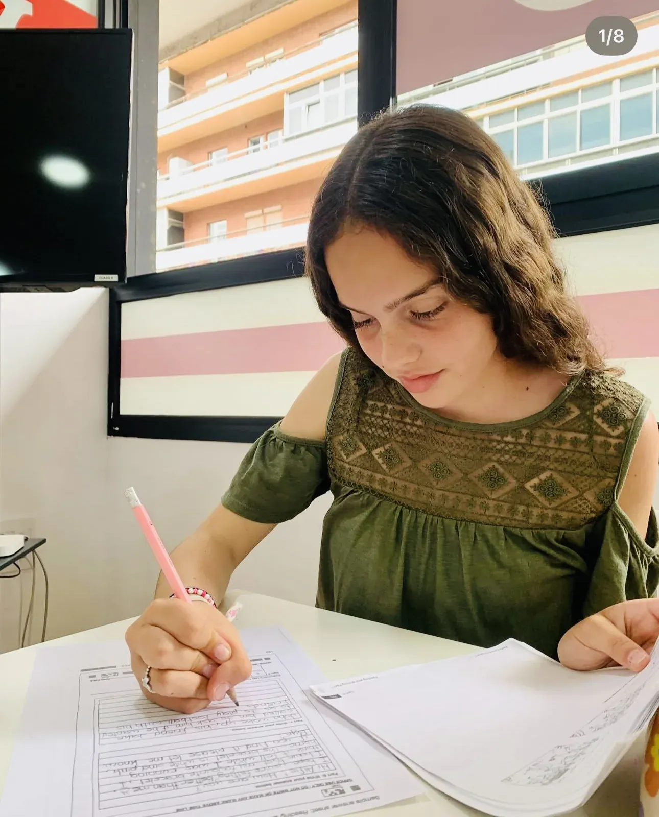 Alumna trabajando en clase