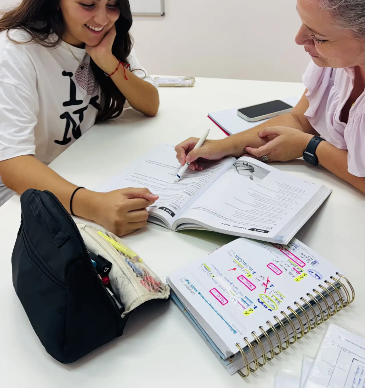 Alumnas trabajando juntas en una actividad de inglés