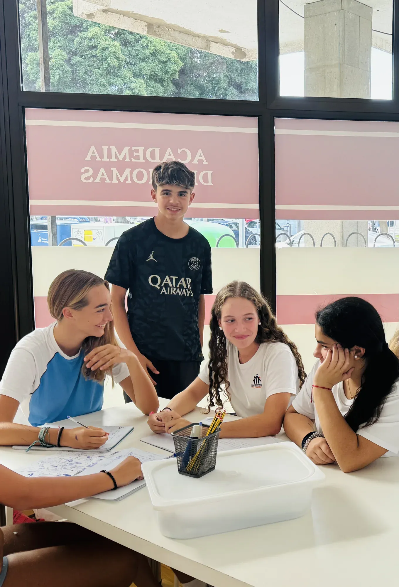 Grupo de estudiantes participando en clase