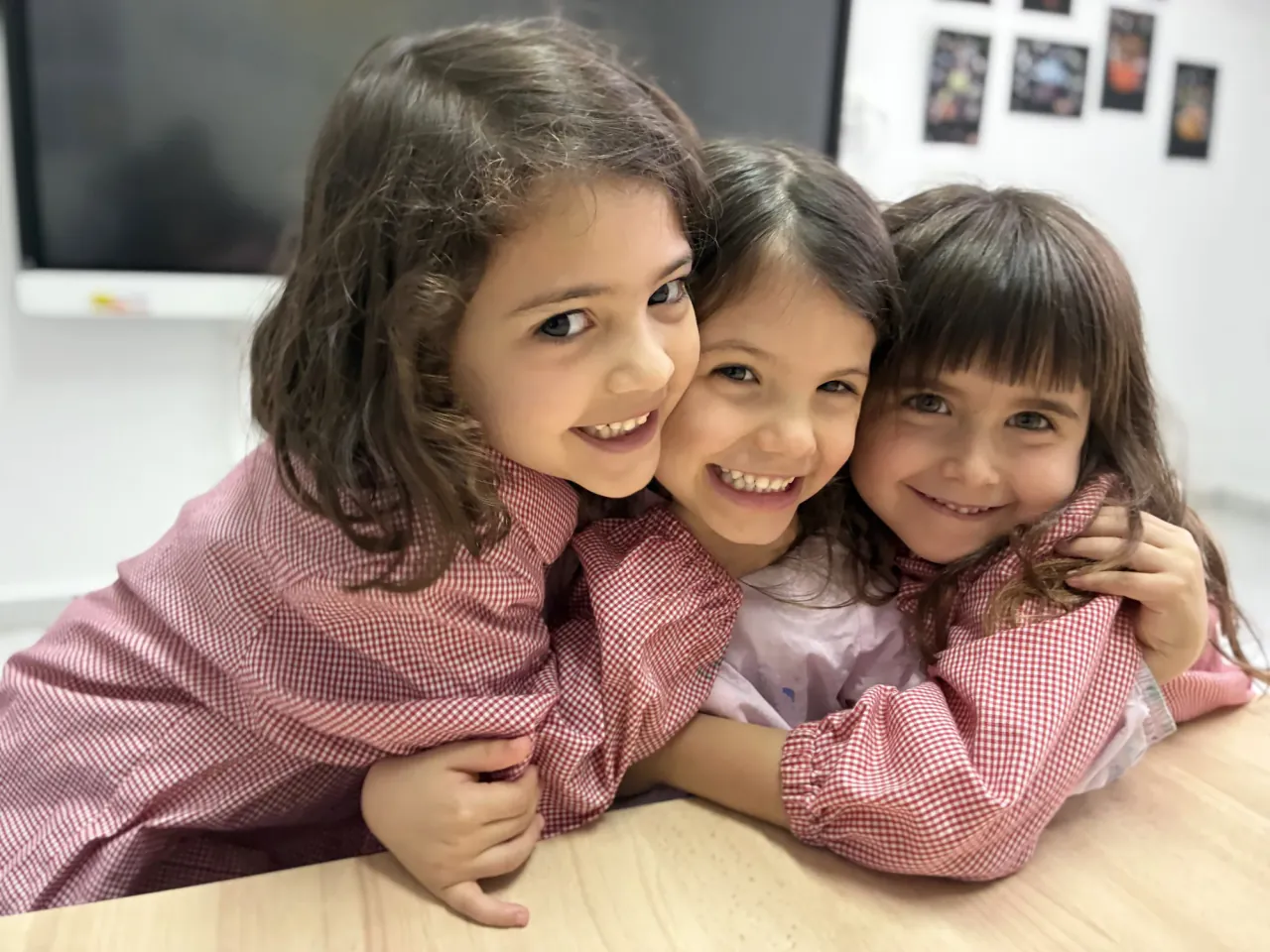 Tres alumnas de Infantil compartiendo una actividad en el aula