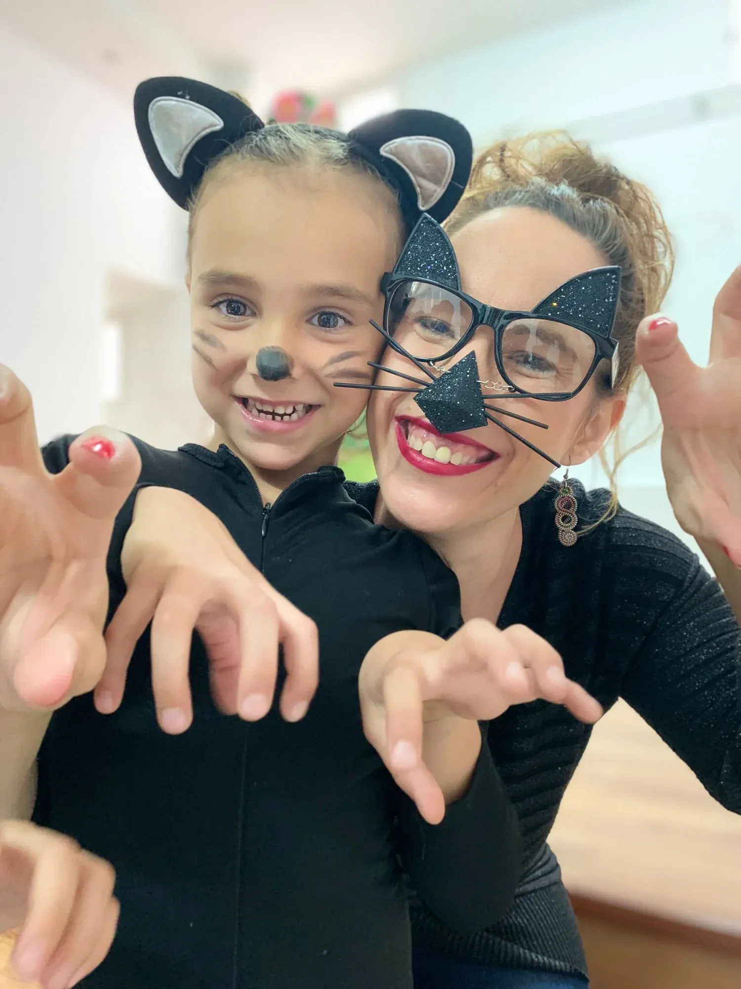 Alumna y profesora caracterizadas durante una actividad temática