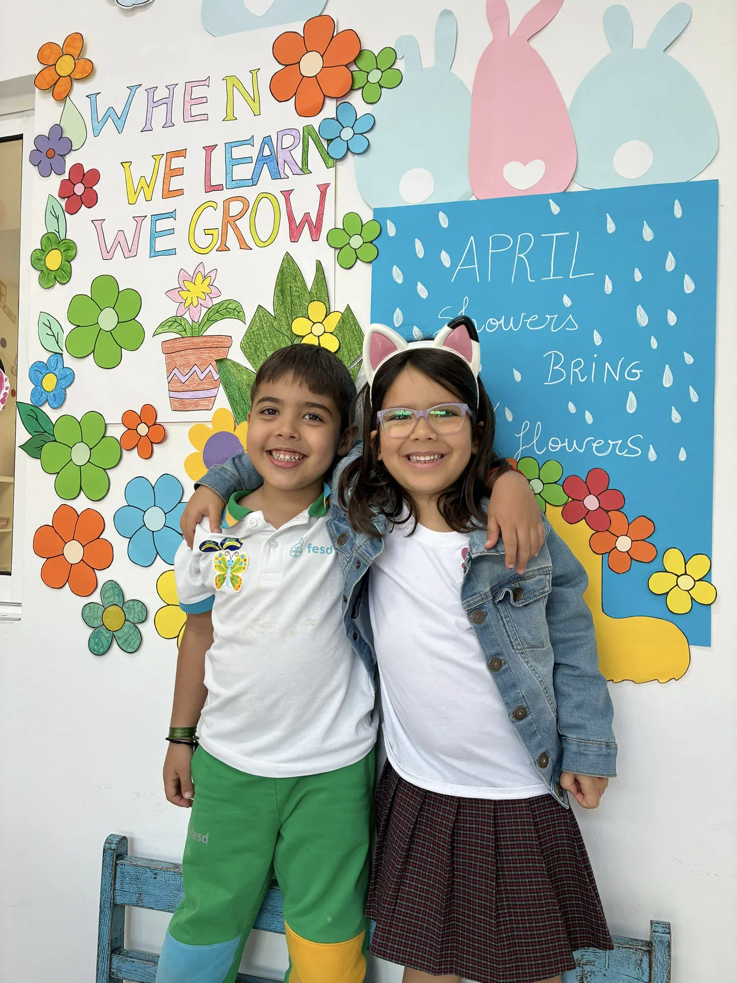 Dos alumnas de Infantil en un aula decorada