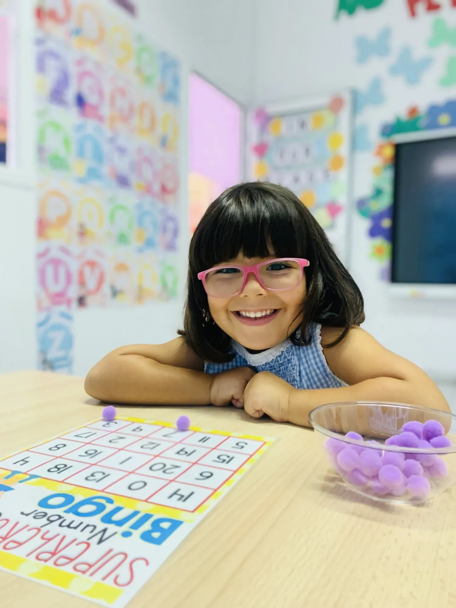 Alumna participando en una actividad de lectoescritura