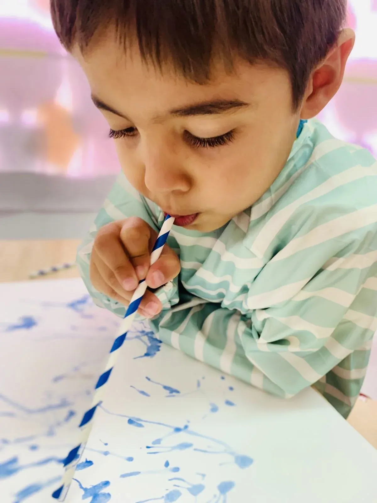 Alumno de Infantil realizando una actividad artística