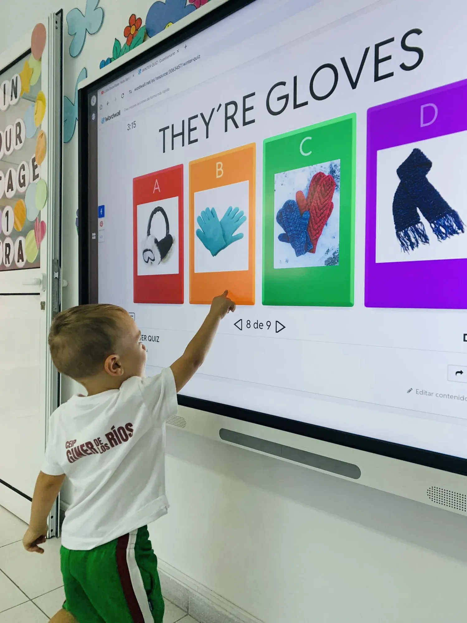 Alumno aprendiendo vocabulario en la pizarra digital