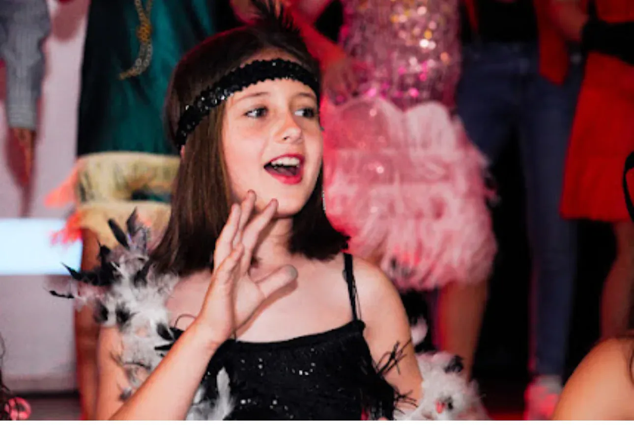 Alumna de Primaria participando en una representación escolar
