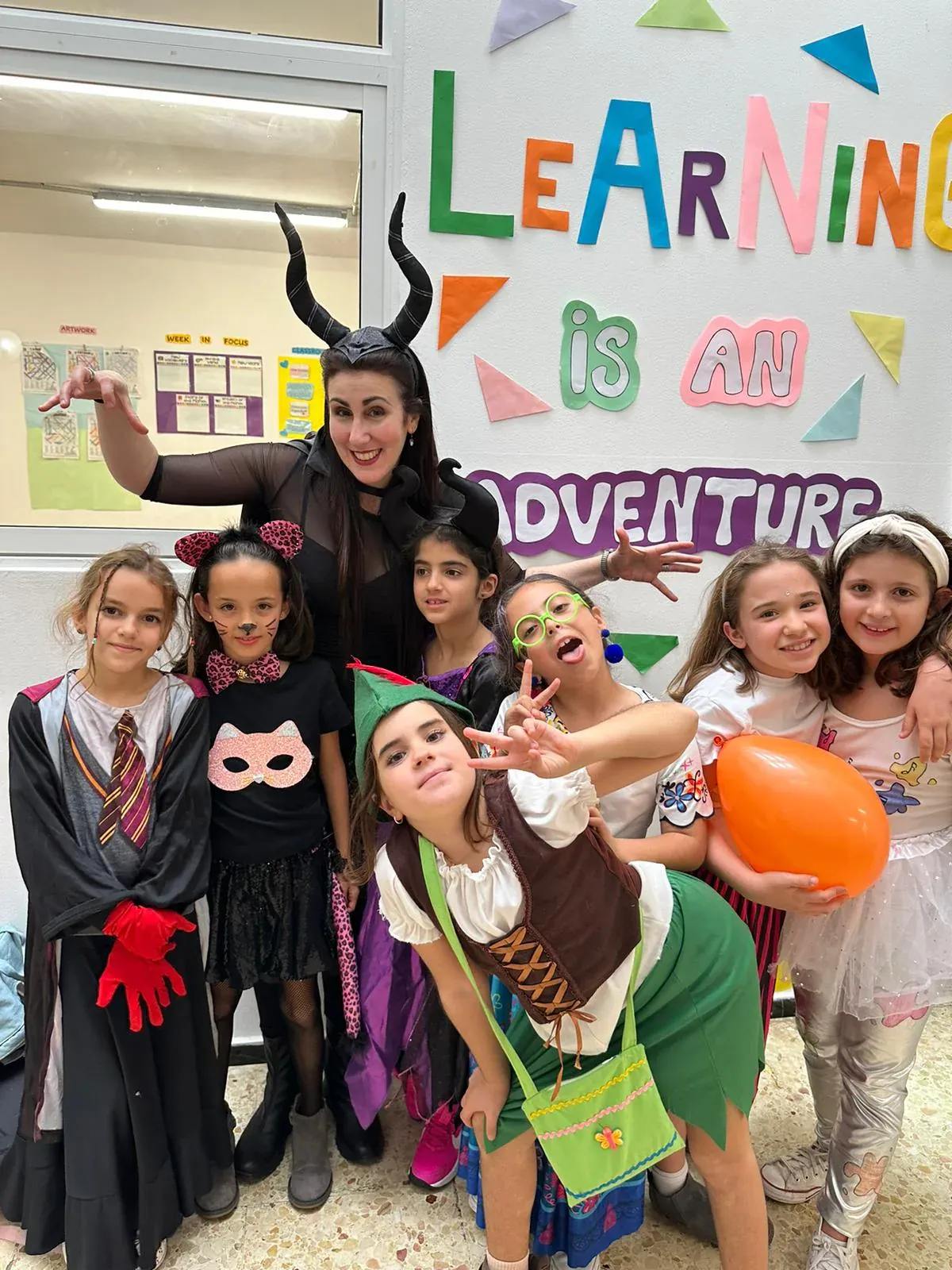 Grupo de alumnos de Primaria en una actividad temática