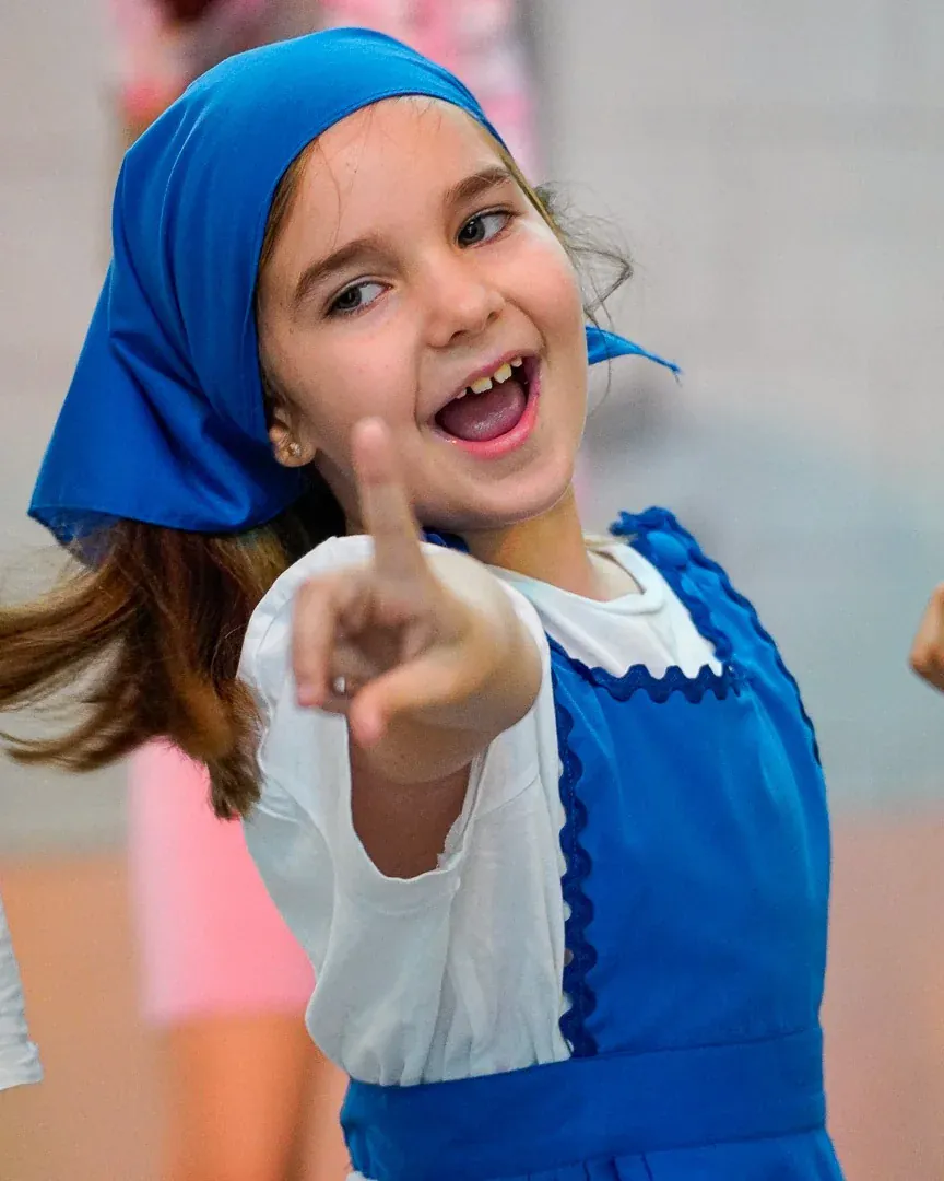 Alumna de Primaria caracterizada durante una representación