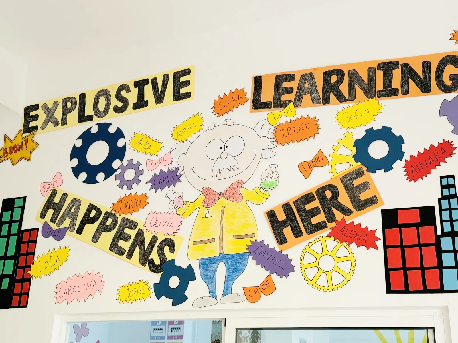 Mural del aula de infantil: «Explosive learning happens here»