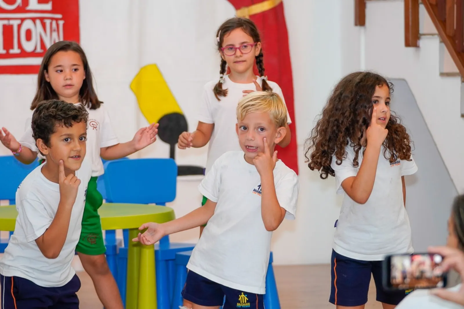 Niños actuando y expresándose en una pequeña obra de teatro