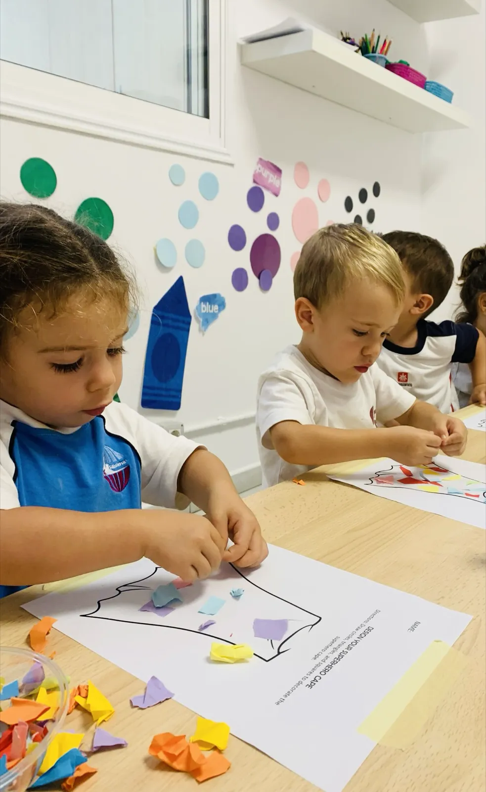 Pequeños concentrados en una manualidad con papel de colores
